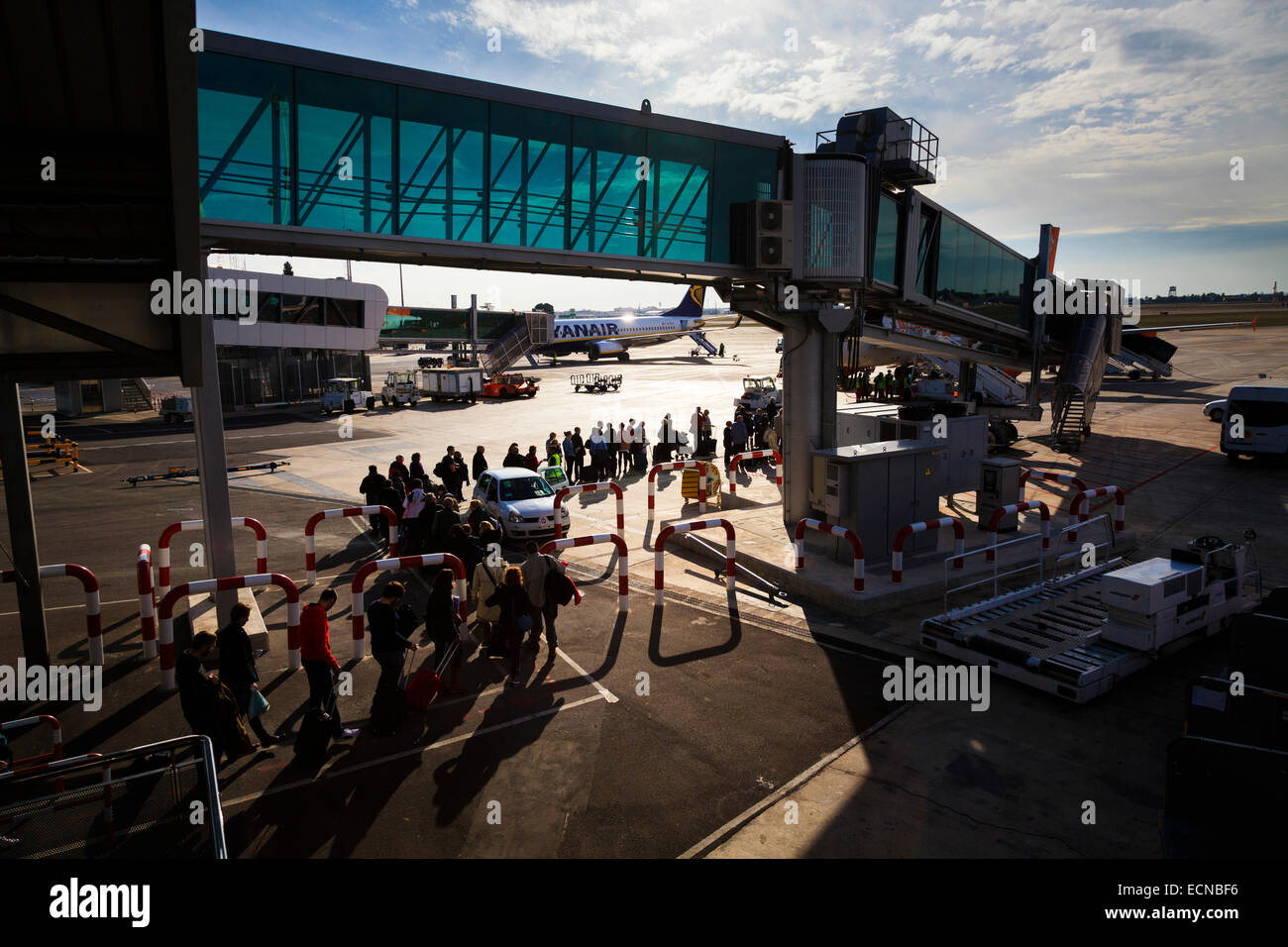 Passagiere an Bord Flugzeug unter Fluggastbrücke Wandern Stockfoto