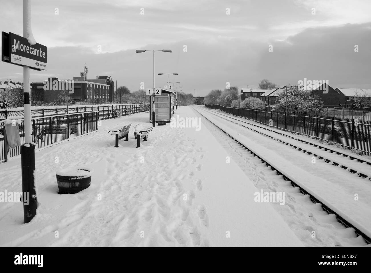 Morecambe Railway Station snowbound schwarz / weiß Stockfoto