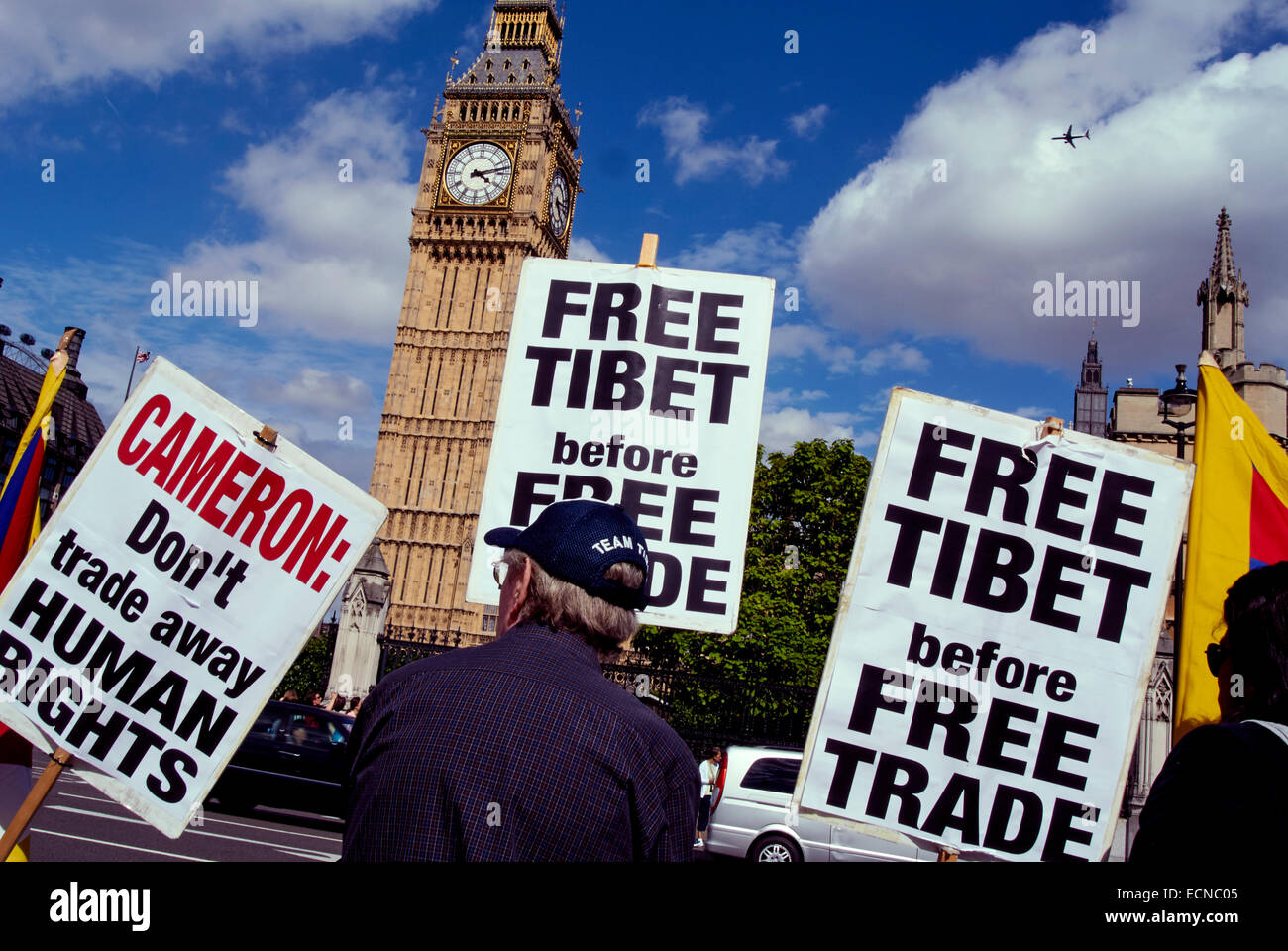 Die Demonstranten vor dem britischen Parlament in London England Plakate. Free Tibet Protest vor Big Ben Stockfoto