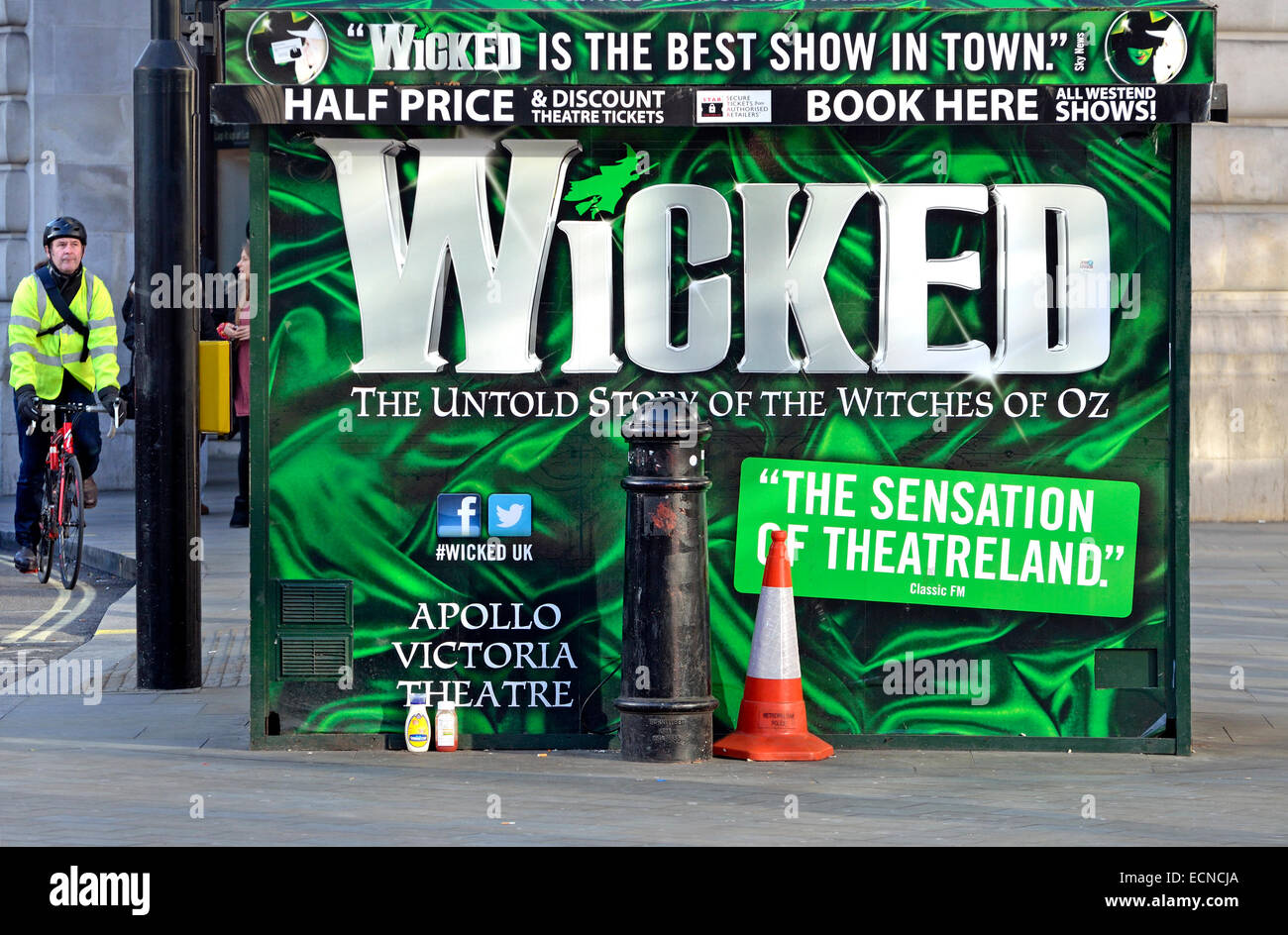 London, England, Vereinigtes Königreich. Werbeplakat für Musicals "Wicked" auf einem Kassenhäuschen am Piccadilly Circus Stockfoto