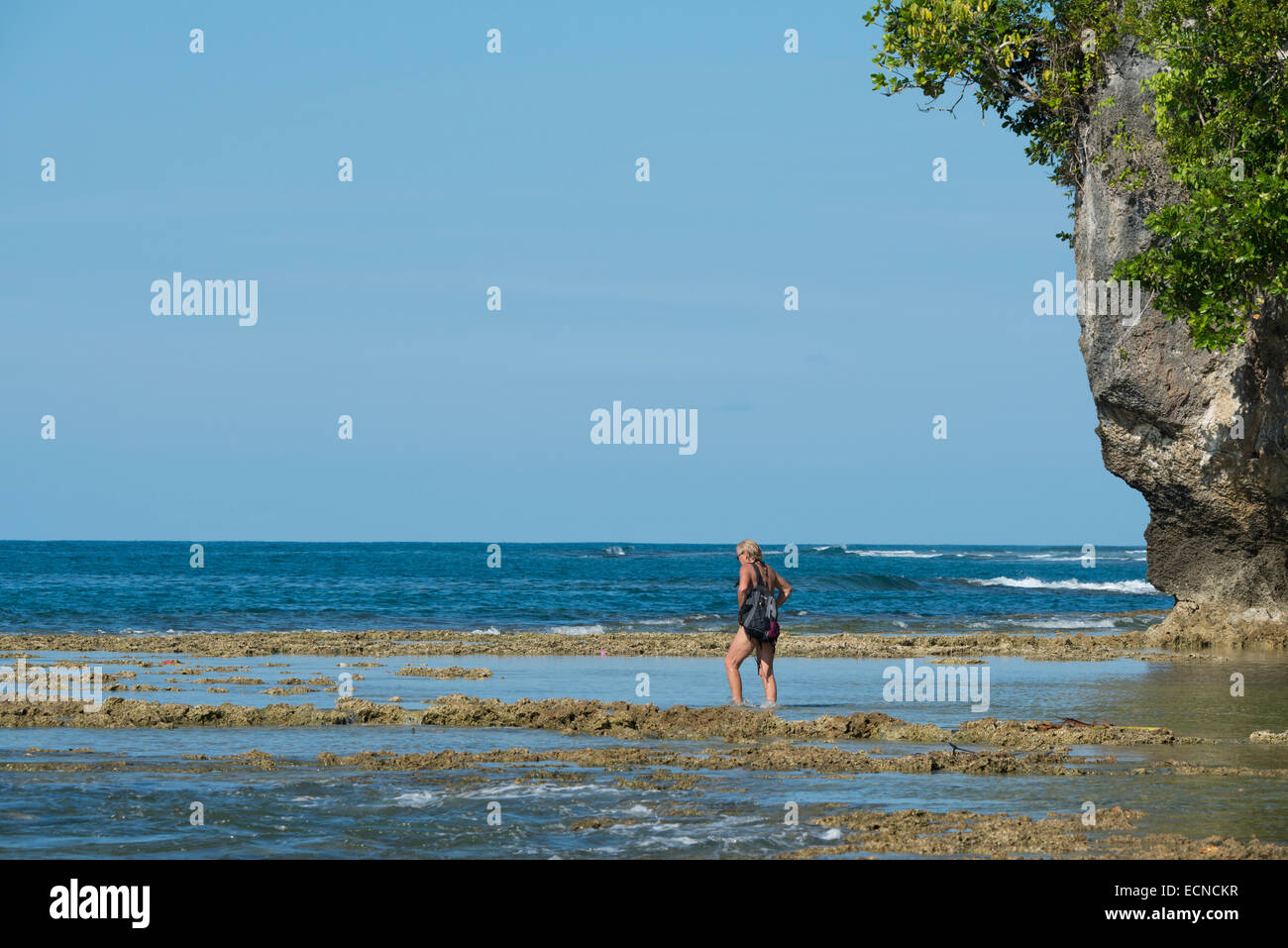 Melanesien, Papua-Neu-Guinea. Dorf von Vanimo. Küsten Ansicht von Vanimo mit flachen exponierten Korallen und weibliche Touristen. Stockfoto