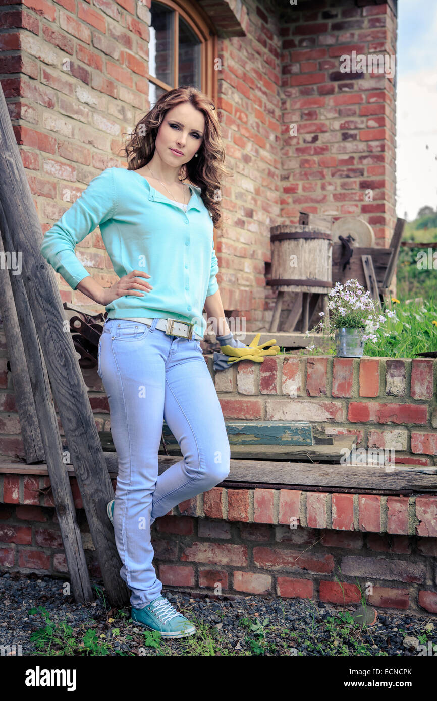 junge Frau bei der Gartenarbeit Stockfoto