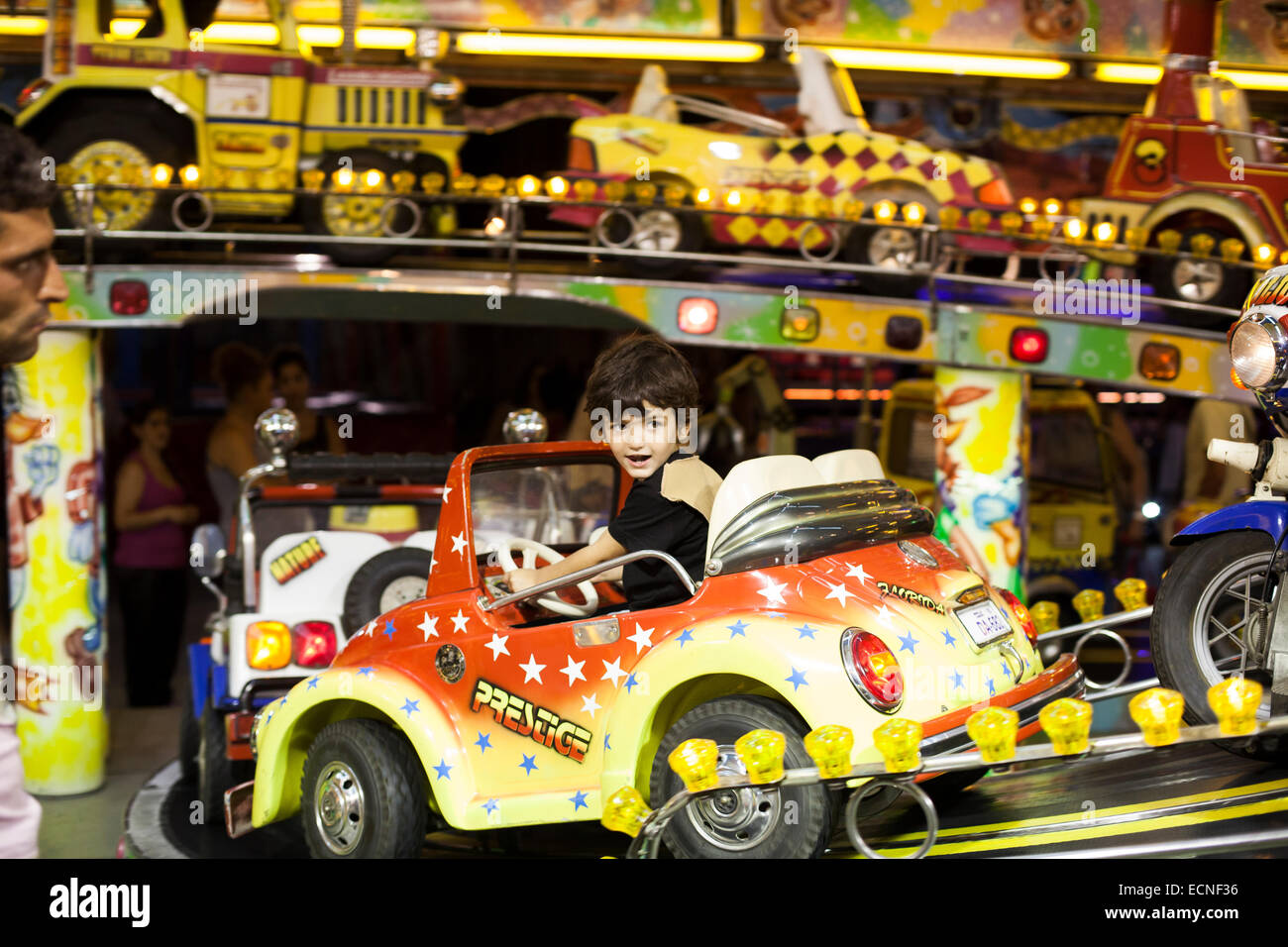 Junge in einem Auto im Freizeitpark Spaß Stockfoto