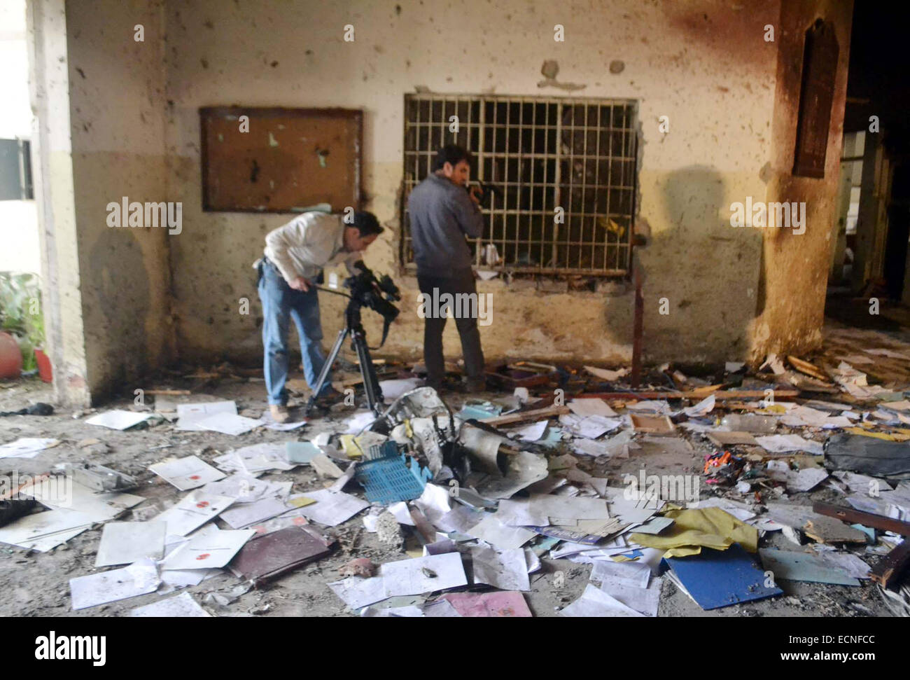 Blick auf die Zerstörung Räumlichkeiten der Armee öffentliche Schule, die von den Taliban-Kämpfer an der Warsak Road in Peshawar auf Mittwoch, 17. Dezember 2014 angegriffen wurde. Pakistan begann drei Tage Trauer am 17. Dezember für die 132 Kinder und neun Schulpersonal getötet den tödlichsten überhaupt angreifen von den Taliban am Dienstag bei einer Armee öffentliche Schule befindet sich an der Warsak Road in Peshawar. Die pakistanischen Taliban haben behauptete Verantwortlichkeit für den Angriff. Stockfoto