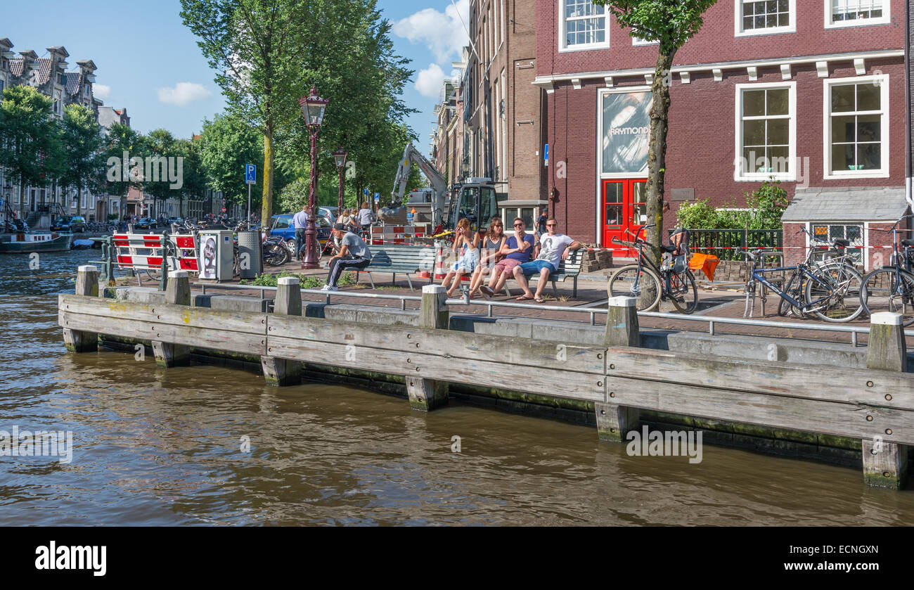AMSTERDAM - AUGUST 4: Leute sitzen auf einem Kanal in der Innenstadt von Amsterdam am august 4, 2014 in Amsterdam Stockfoto
