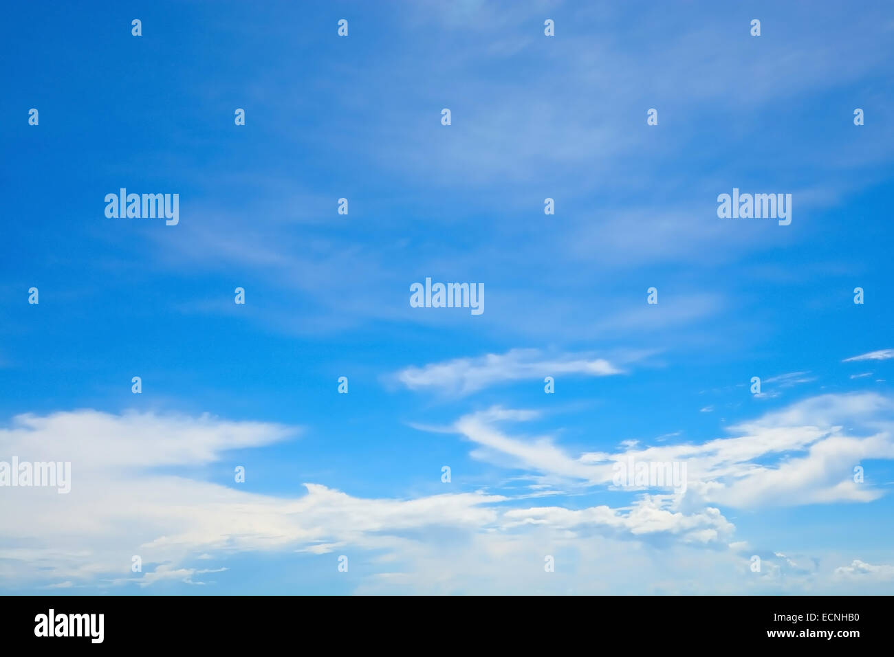 Blauer Himmel mit Wolken, Wolkengebilde Hintergrund abstrakt Stockfoto