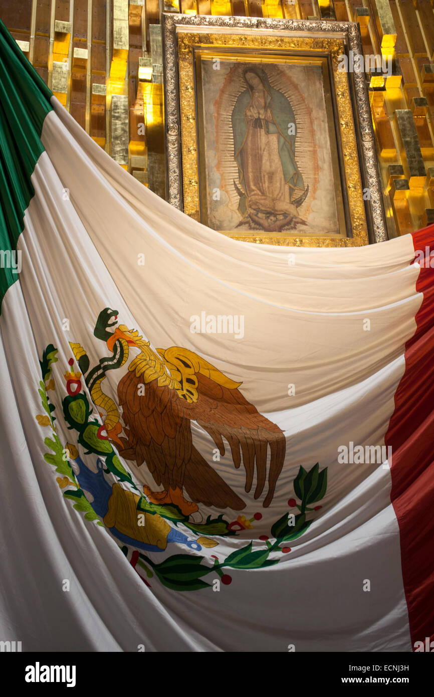 Originalbild der Jungfrau von Guadalupe verziert mit der mexikanischen Flagge. Wallfahrt zur Basilika unserer lieben Frau von Guad Stockfoto