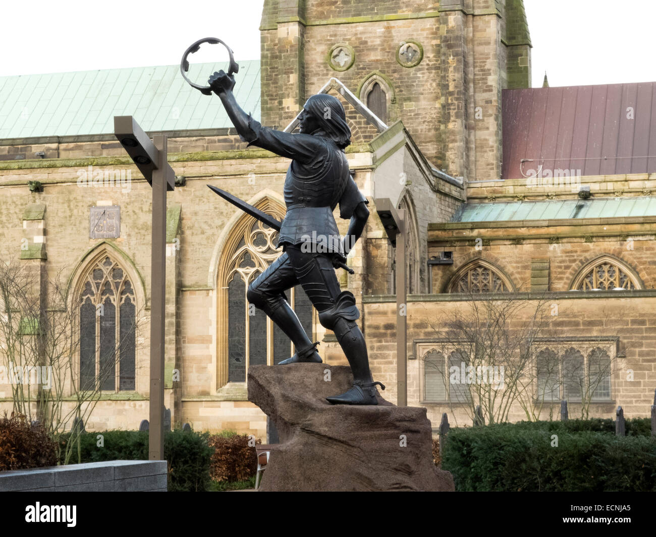 Die Statue von König Richard III von James Walter Butler RA zog nun näher an Leicester Kathedrale in Bereitschaft für seine Beerdigung Stockfoto