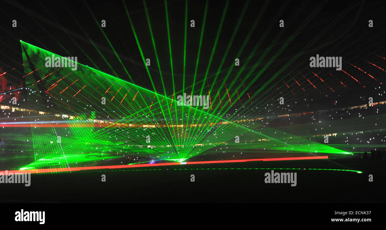 München, Deutschland. 16. Dezember 2014. Eine grünen Laser-Licht-Show  leuchtet das Stadion nach die Bundesliga-Fußball-Spiel zwischen FC Bayern  München und SC Freiburg in München, Deutschland, 16. Dezember 2014. Bayern  München gewann 2: 0.