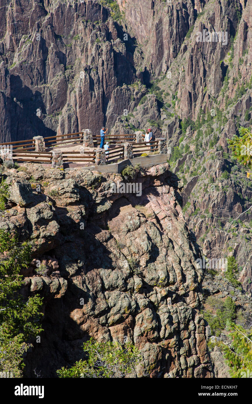 Menschen am Aussichtspunkt im Black Canyon des Gunnison Nationalparks in western Colorado Stockfoto
