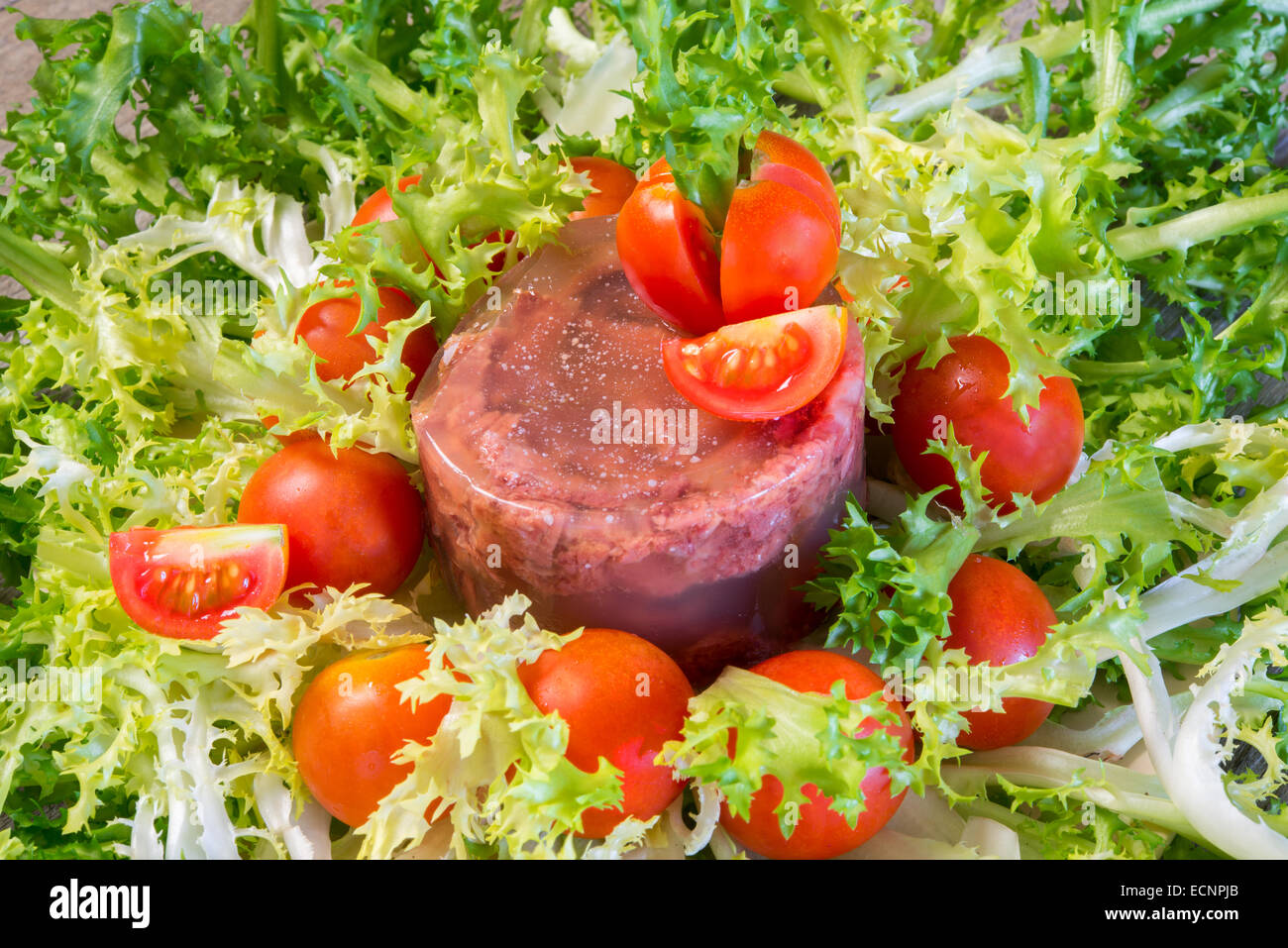 Fleisch in Gelee auf geschweiften Endivien-Salat Stockfoto