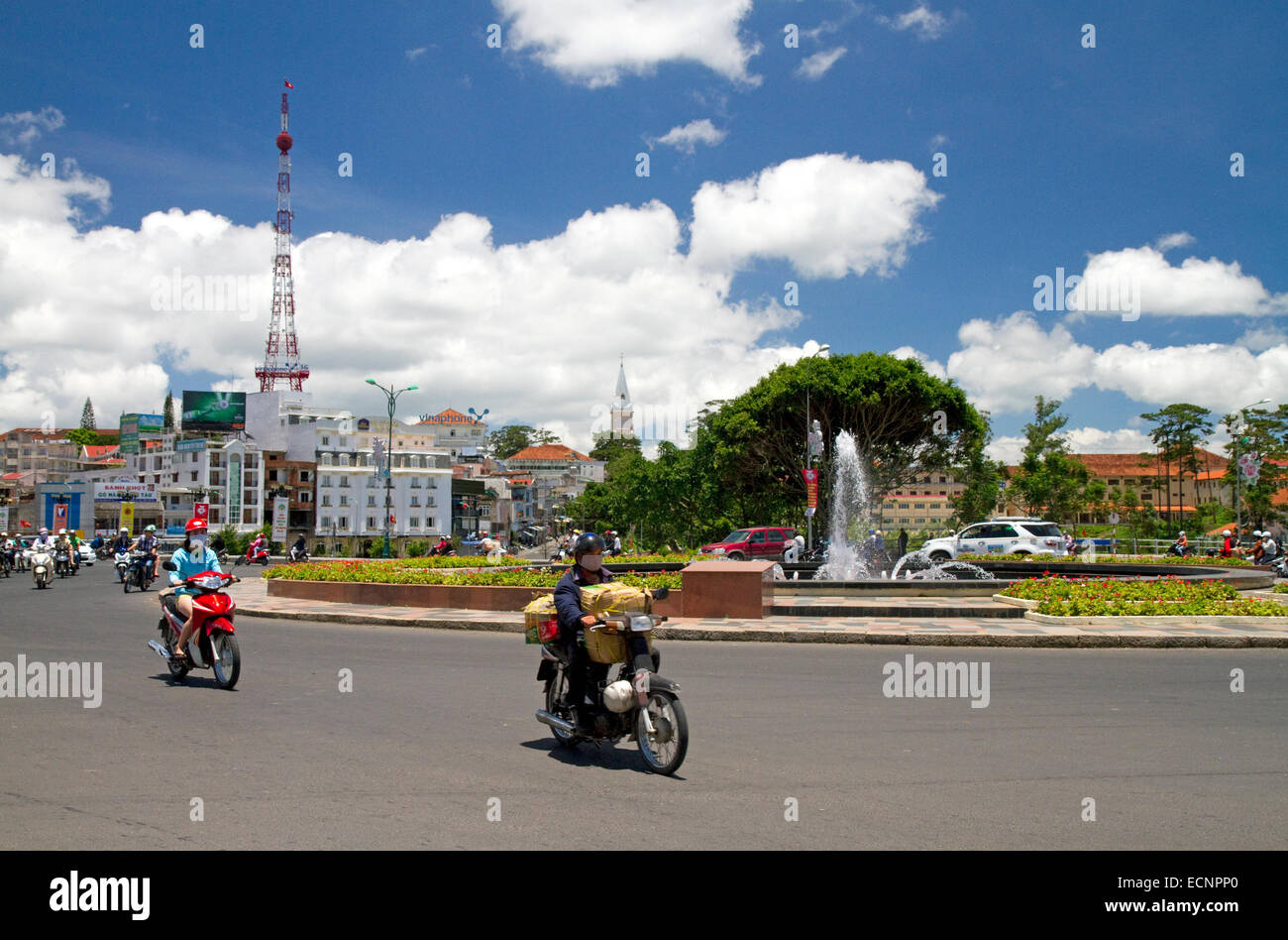 Menschen fahren Roller auf der Straße in Da Lat, Vietnam. Stockfoto