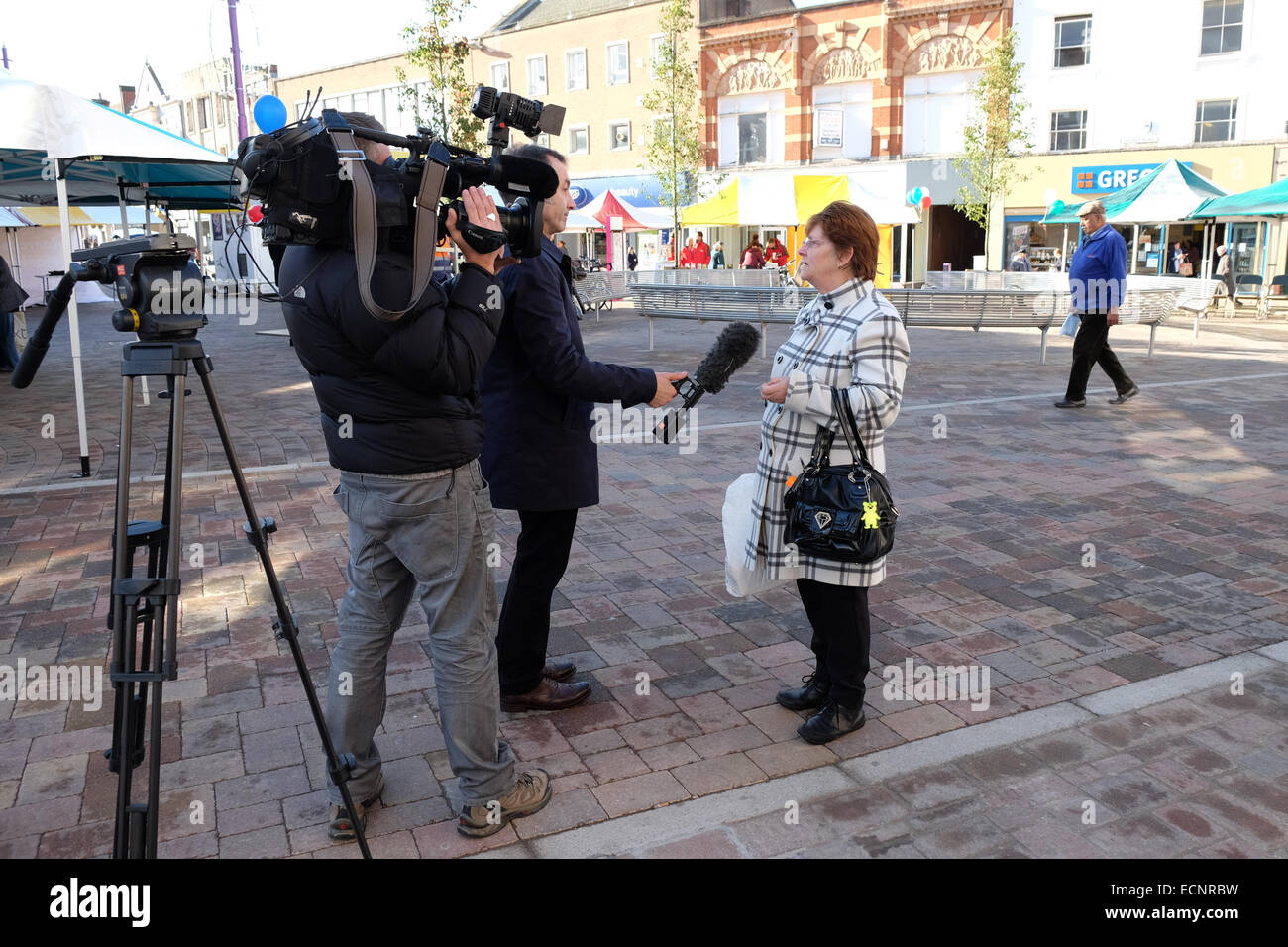 Frau interviewt auf TV-Nachrichten Stockfoto