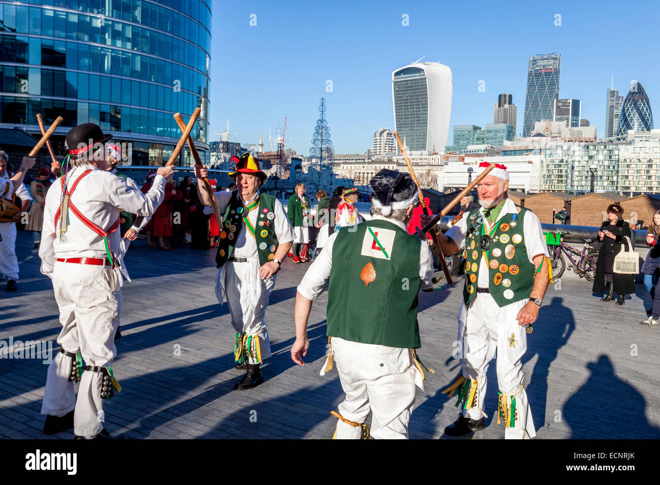 Der Norden Holz Morris Männer führen außen City Hall, London, England Stockfoto