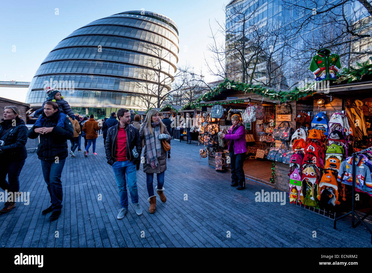 Die jährlichen Weihnachten Markt außen City Hall, London, England Stockfoto