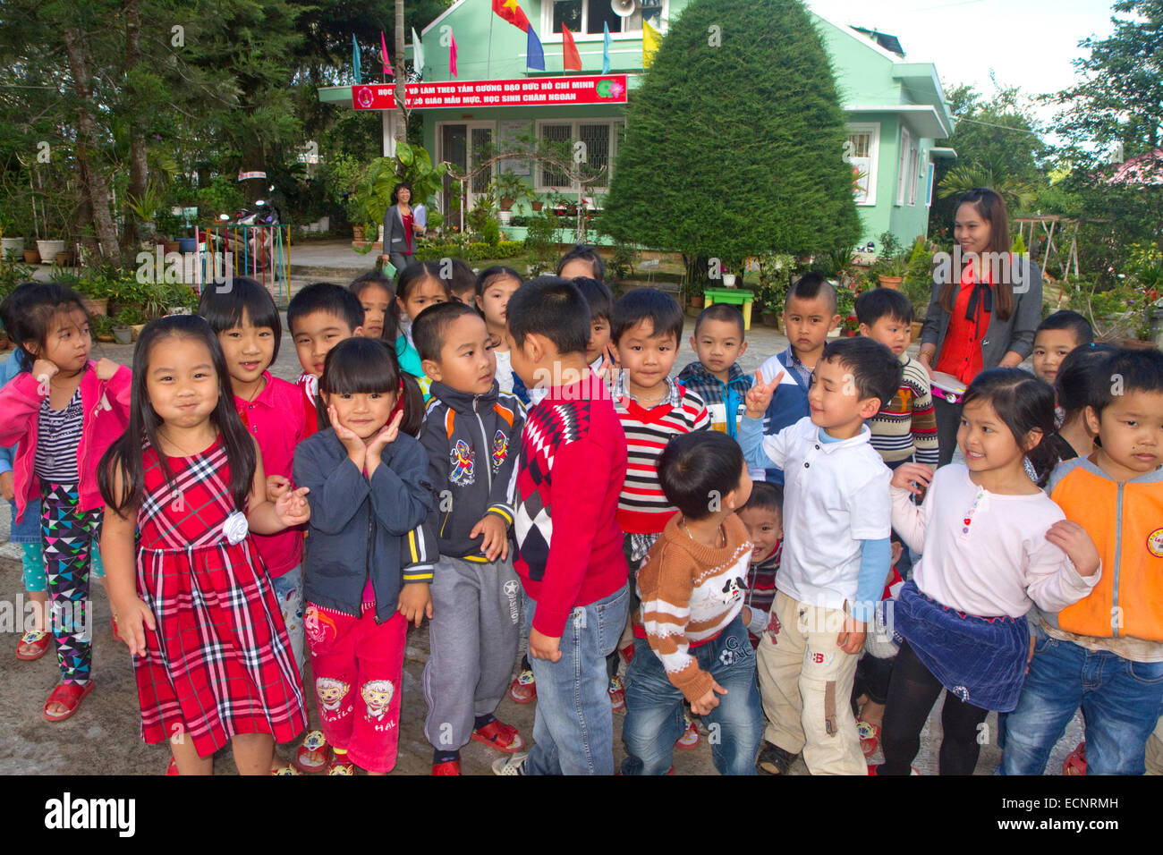 Junge Studenten im Freien an einer Grundschule in Da Lat, Vietnam. Stockfoto