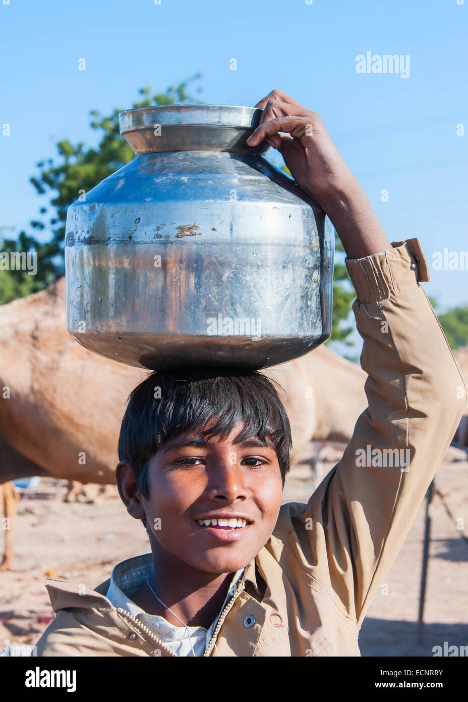 Junge mit Metall-Topf Wasser auf dem Kopf. Stockfoto