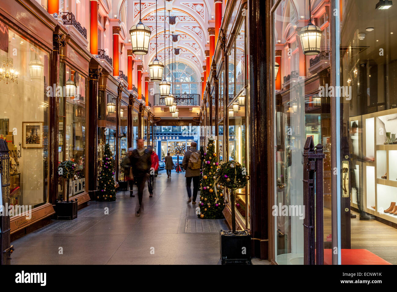 Der Innenraum des The Royal Arcade aus Old Bond Street, London, England Stockfoto