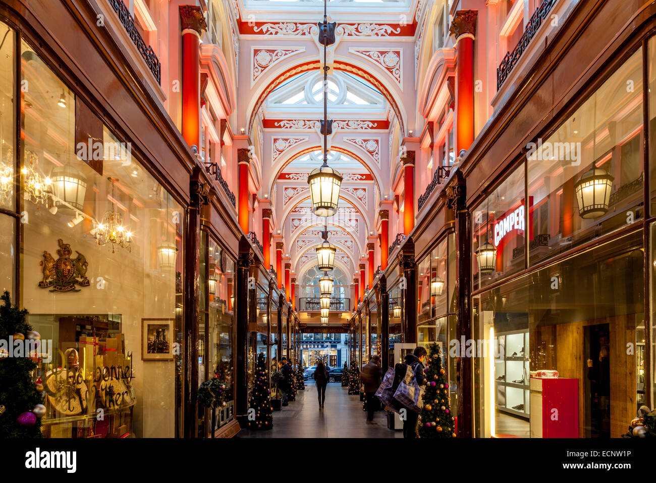 Der Innenraum des The Royal Arcade aus Old Bond Street, London, England Stockfoto