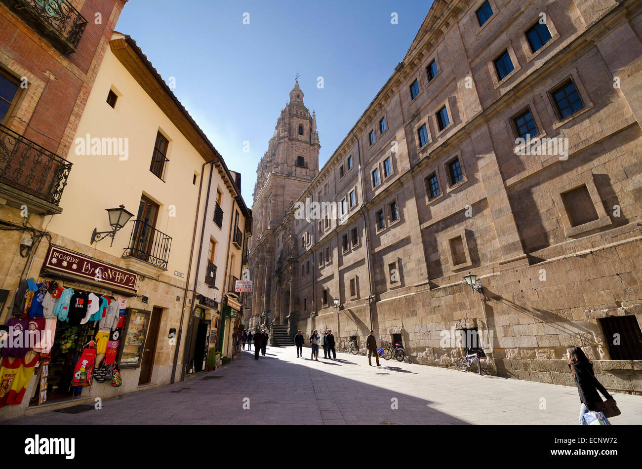 SALAMANCA, Spanien - Februar 5,2013: Fußgänger in der Nähe von Kirche des Klerus (la Clerecia) am unteren Ende der Straße die Compa Stockfoto
