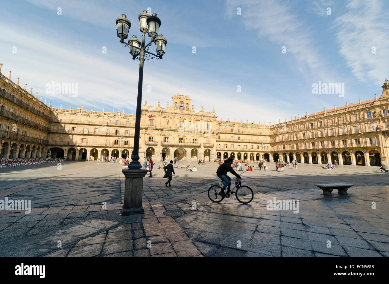 SALAMANCA, Spanien - 5. Februar 2013: Radfahrer und Fußgänger. Die Plaza Mayor von Salamanca, Spanien, ist ein städtischer Platz gebaut als Ca Stockfoto