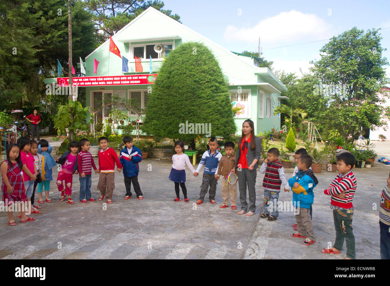 Junge Studenten im Freien an einer Grundschule in Da Lat, Vietnam. Stockfoto