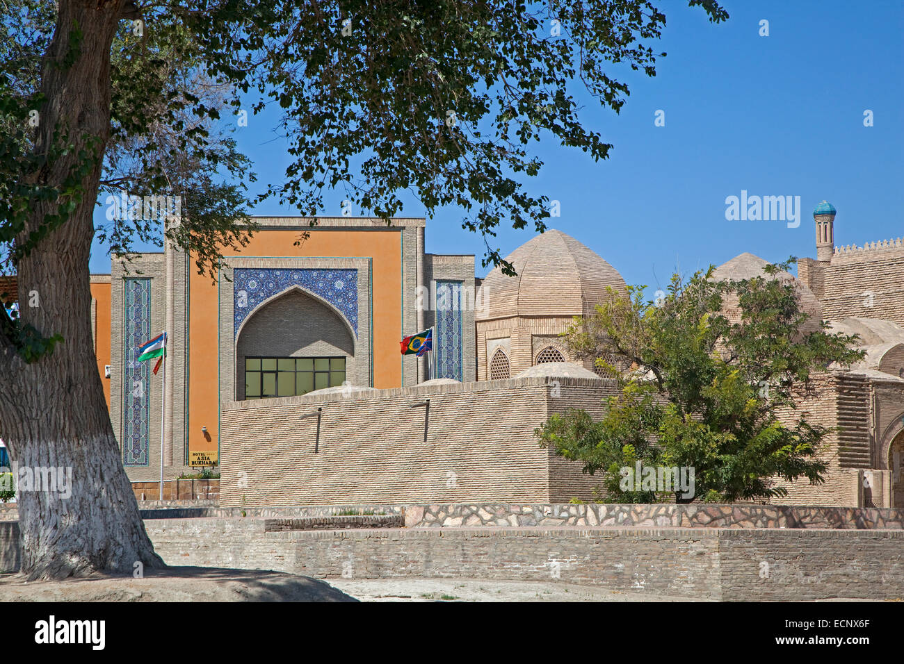 Hotel, ehemalige Tor von einer alten Karawanserei in der Stadt Buchara / Buxoro, Altstadt Seidenstraße in Usbekistan Stockfoto