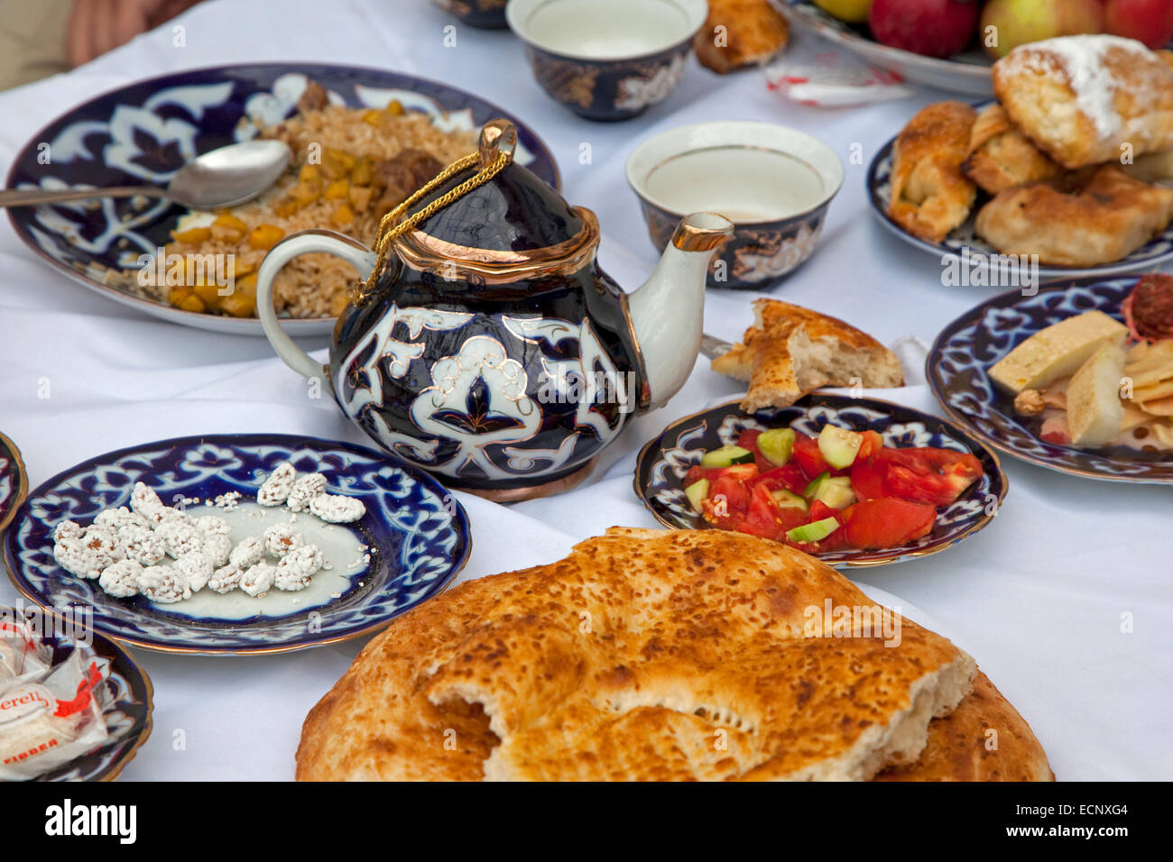 Traditionelles Essen mit Tee und Tandoor-Ofen Brot serviert am Tisch in Usbekistan Stockfoto