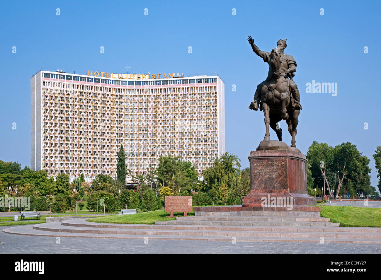 Hotel Usbekistan und Reiter Statue des großen Staatsmannes und Kommandeur Amir Temur in der Hauptstadt Taschkent, Usbekistan Stockfoto