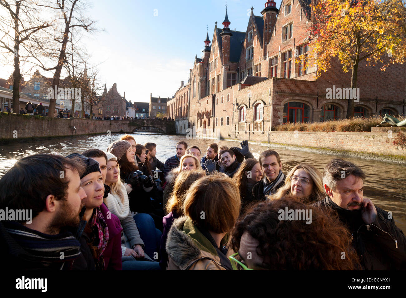 Touristen im Urlaub auf eine Bootstour durch die Kanäle, Brügge, Belgien, Europa Stockfoto