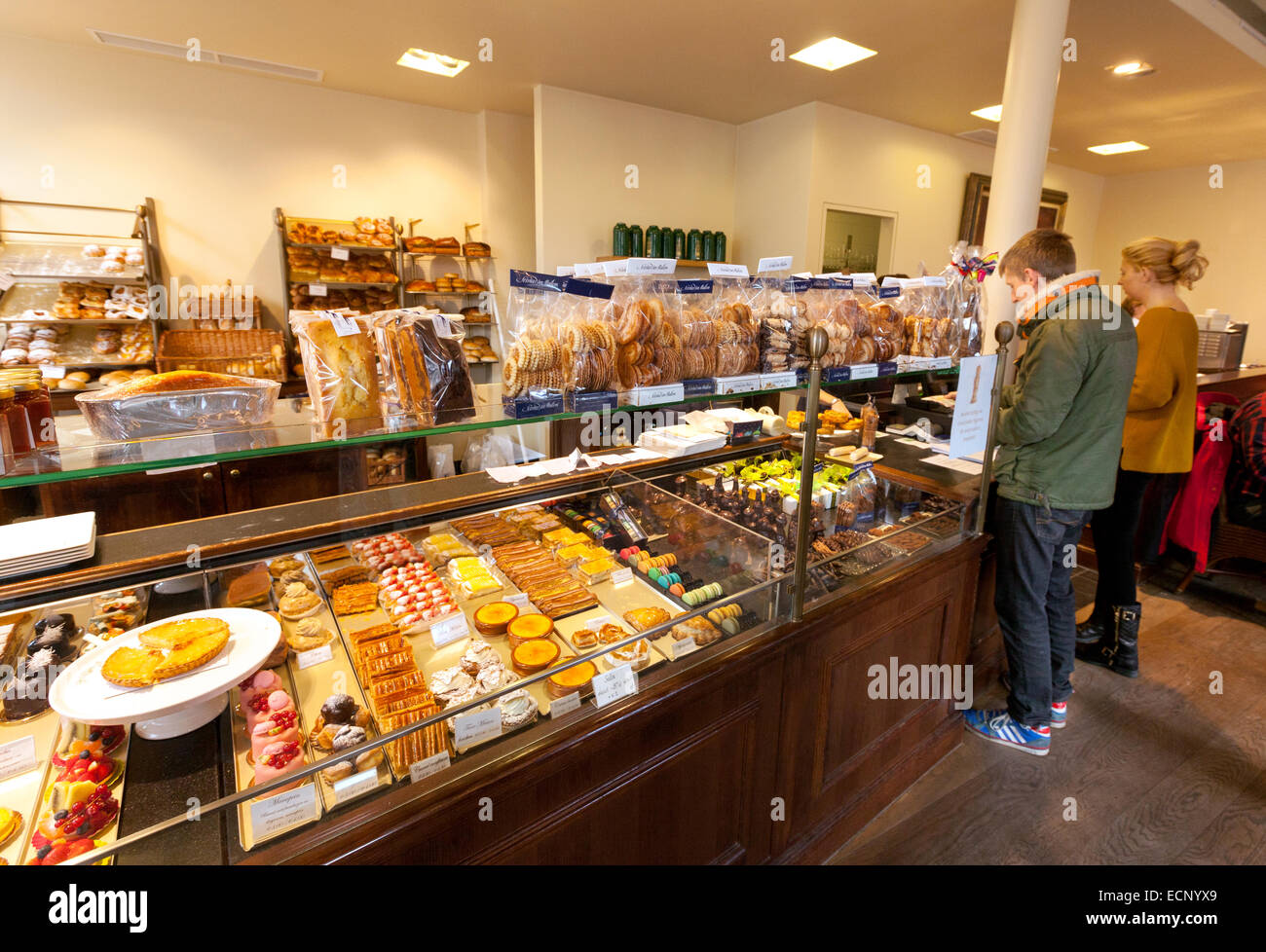 Ein paar Kauf Kuchen und Gebäck in einem Café / Konditorei, Brügge Belgien Europa Stockfoto