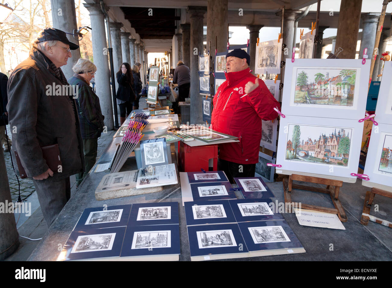 Menschen beim Einkaufen für Bilder an eine Art stall, Weihnachtsmarkt Brügge, Brügge, Belgien Stockfoto