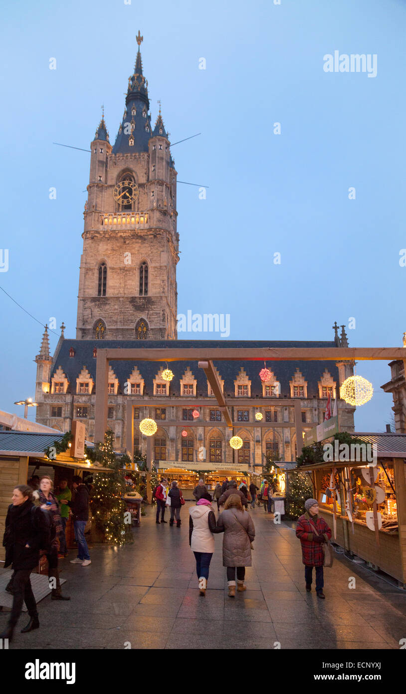Gent Weihnachtsmarkt in der Innenstadt mit dem Belfried von Gent, Ghent (Gent), Belgien Europa Stockfoto