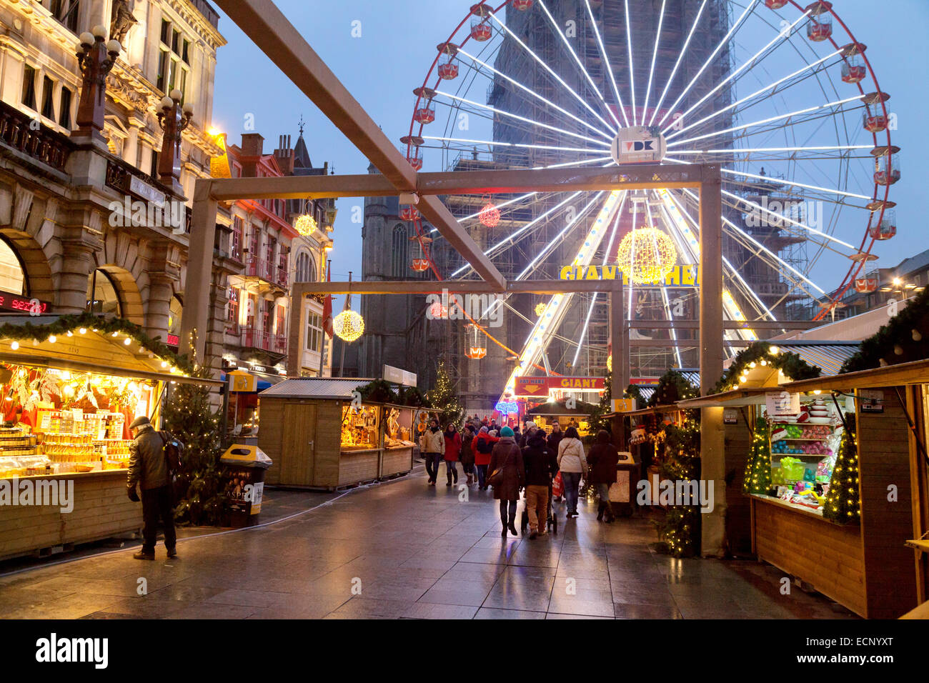 Das Riesenrad und Stände auf dem Weihnachtsmarkt Gent in der Abenddämmerung, Gent, (Gent), Belgien, Europa Stockfoto