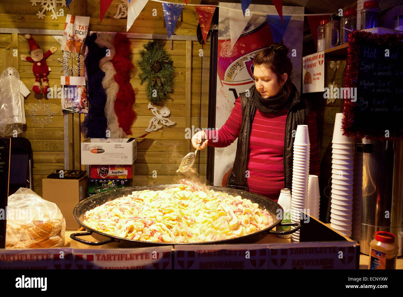 Ein Markt Standbesitzer machen Tartiflette, Weihnachtsmarkt Brügge, Brügge Belgien Europa Stockfoto