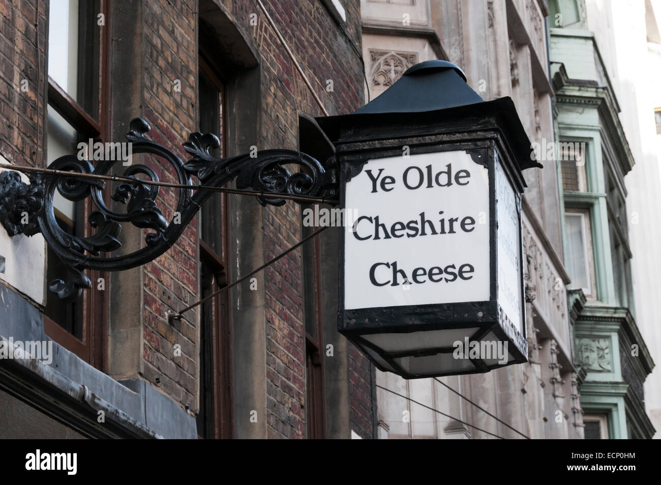 Melden Sie sich für die historische Ye Olde Cheshire Cheese-Kneipe in der Fleet Street. Stockfoto