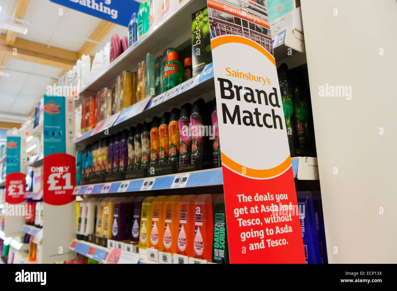 Sainsbury Marke Match prüft Preise gegen Asda und Tesco, um sicherzustellen, dass ihre Preise vergleichbar sind. Stockfoto