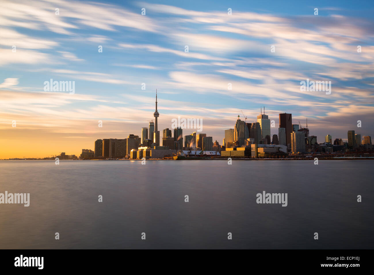 Die Skyline von Toronto aus dem Osten bei Sonnenuntergang mit einer langen Belichtungszeit aufgenommen Stockfoto