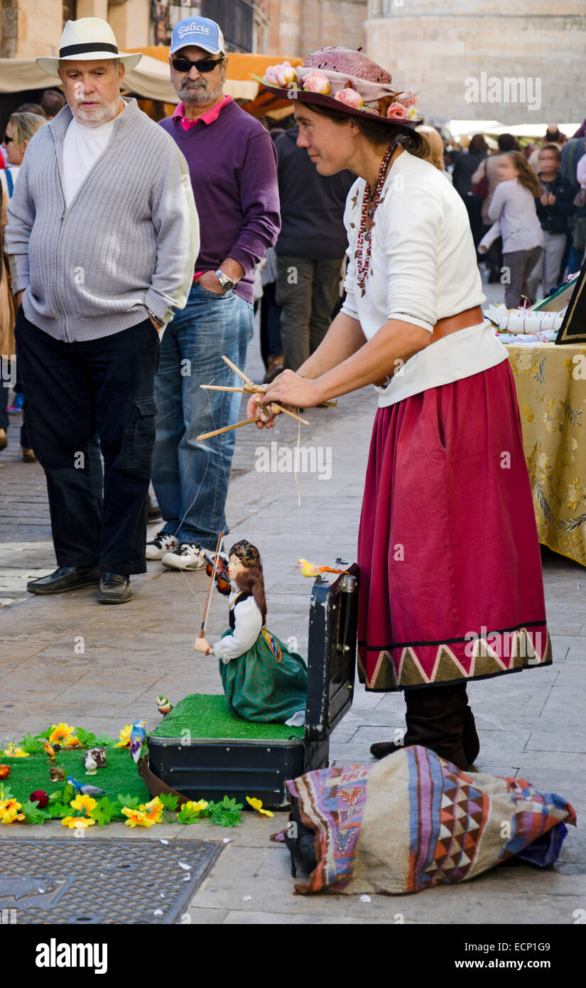 TORO (ZAMORA), Spanien - 13. Oktober 2012: Eine unbekannte junge Frau mit ein wenig ambulante Marionetten Theater ist unterhaltsam Stockfoto