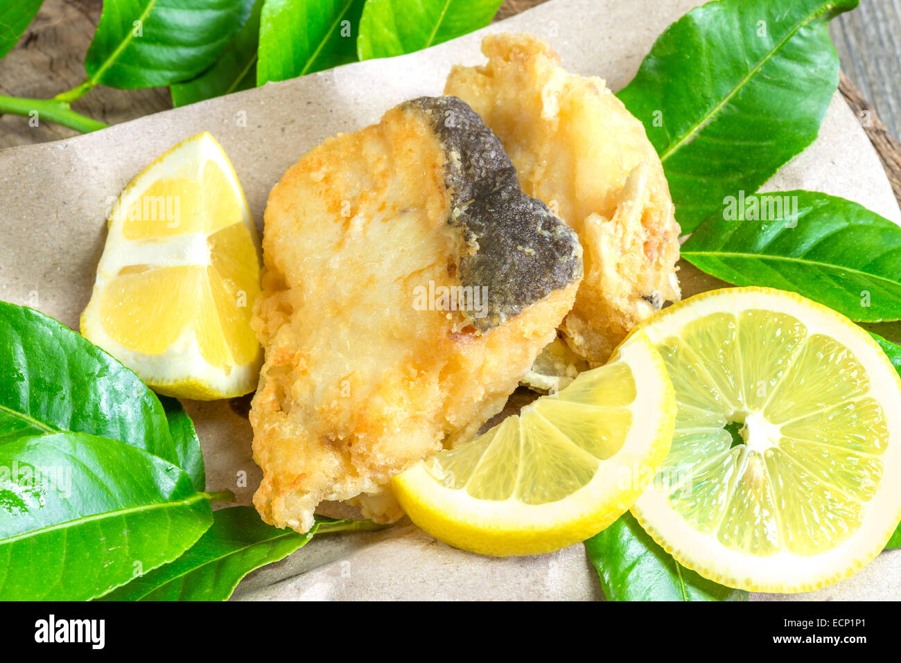 Stück Kabeljau gebraten auf Zitrone Blatt Stockfoto