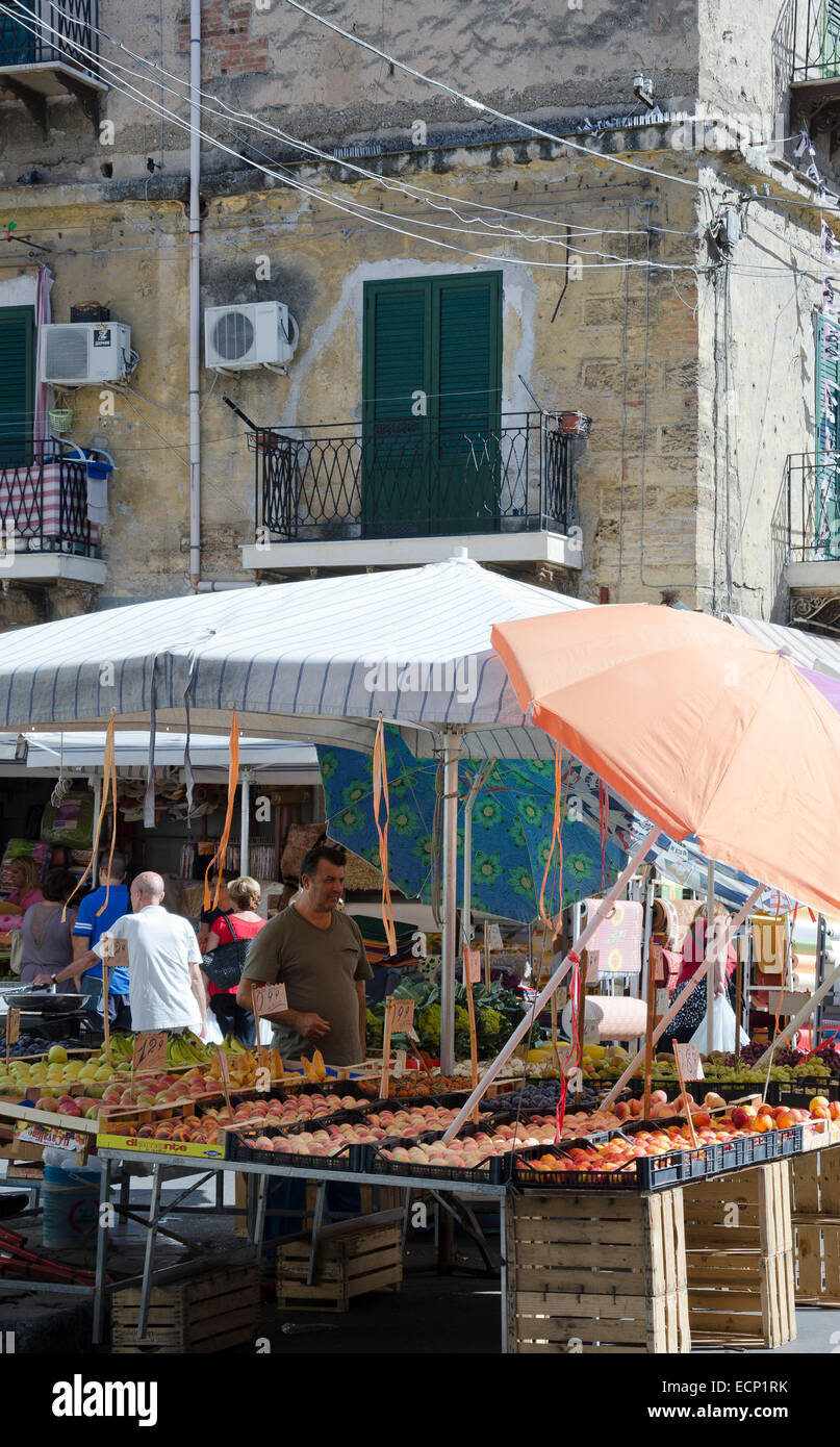 PALERMO, Sizilien, Italien - 3. Oktober 2012: Ein nicht identifiziertes Zwischenhändler, verkaufen ihre Ware (Obst) in einem traditionellen Verkaufsstand o Stockfoto