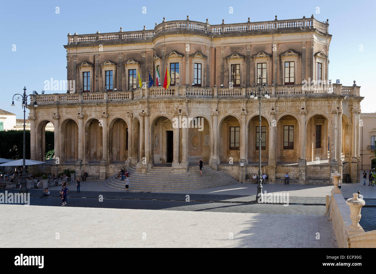 NOTO, Italien - 28. September 2012: Ansicht des Rathauses Noto in Sommertag am 28. September 2012 in Noto, Sizilien, Italien Stockfoto