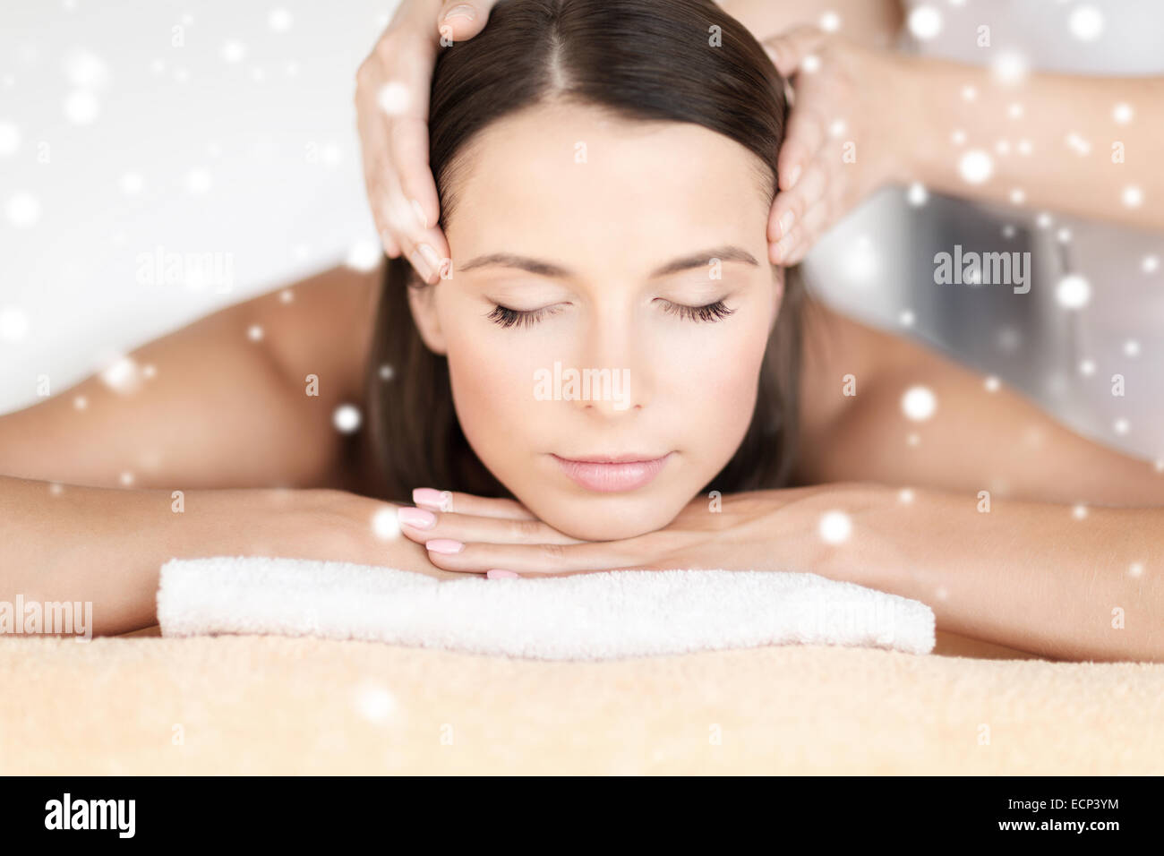 schöne junge Frau im spa Stockfoto