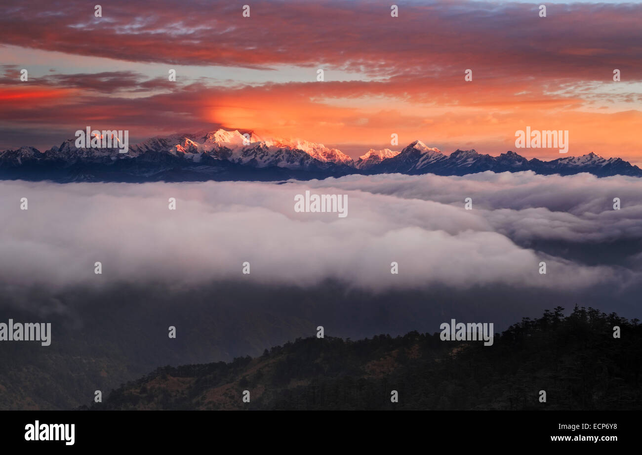 Blick von West Bengal, Indien in Richtung Mount Kangchenjunga im Surnise an der Grenze zwischen Sikkim und Nepal, Asien Stockfoto