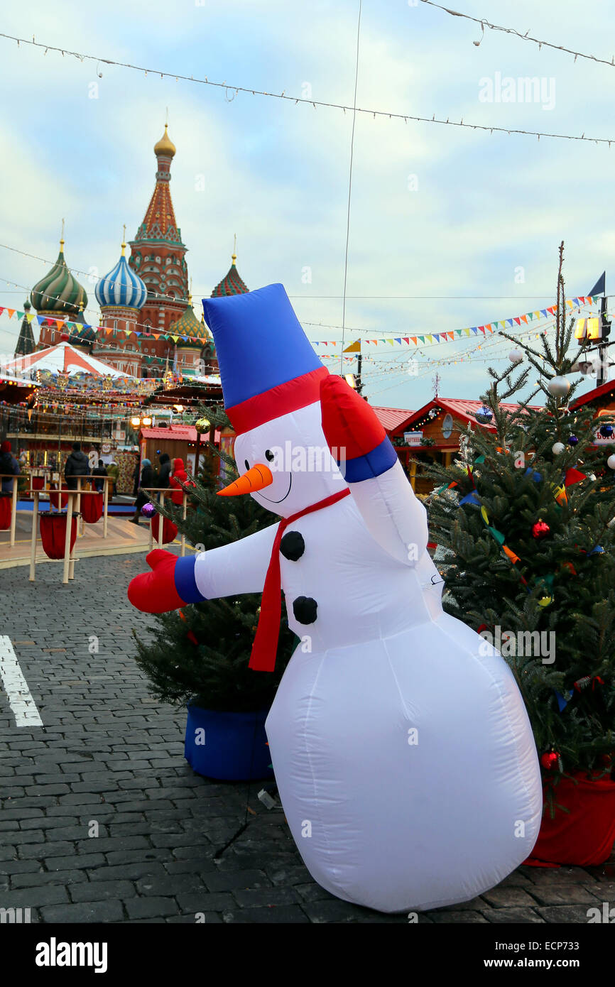Weiße Schneemann auf dem Roten Platz in Moskau Stockfoto