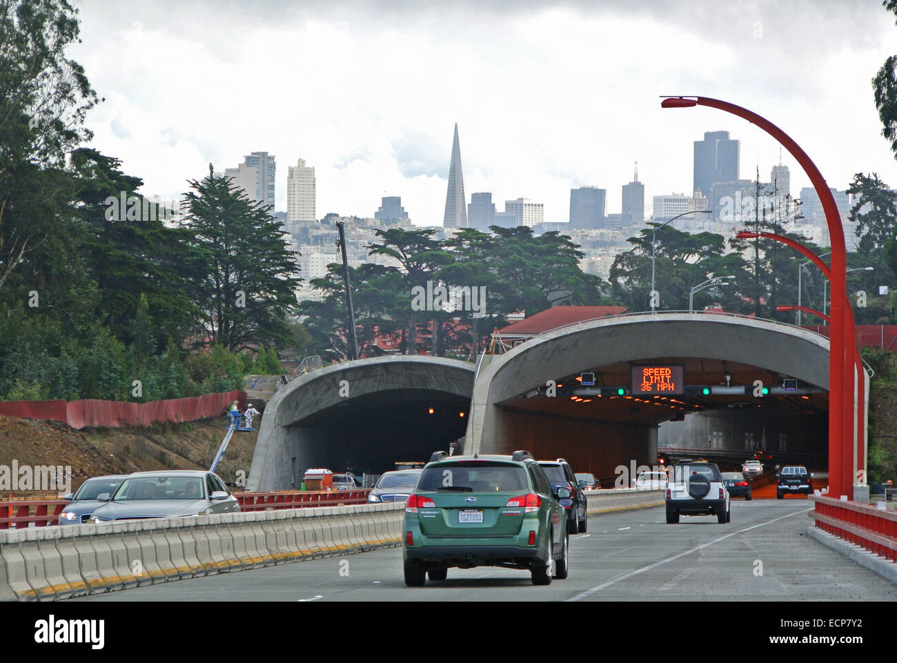 Blick auf neu gebauten Tunnel am Wiederaufbau von Doyle Dr. im Presidio von San Francisco Stockfoto