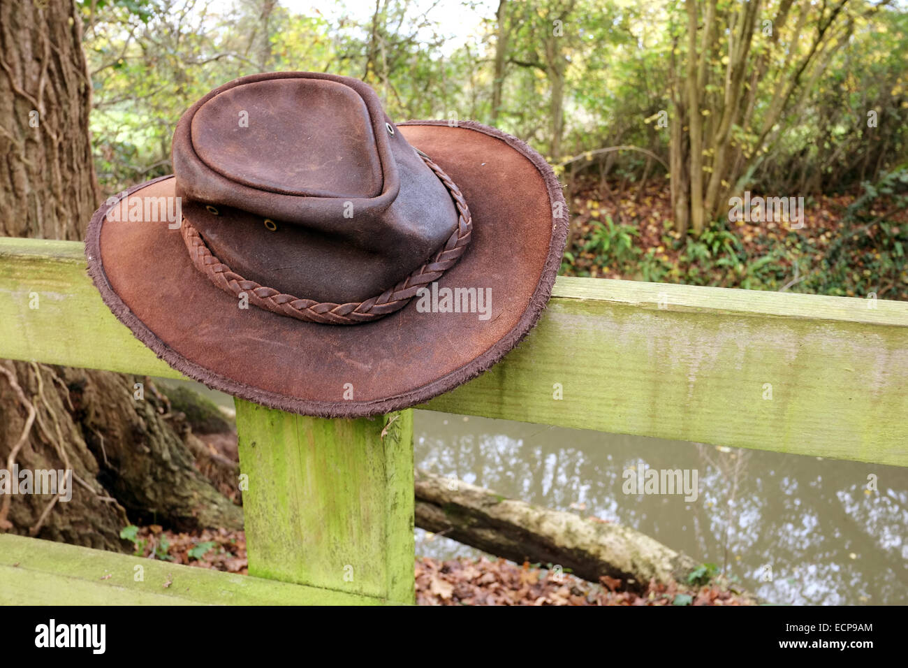 Australischer Hut braun Leder auf einen Zaunpfahl, 19. November 2014 gut getragen Stockfoto
