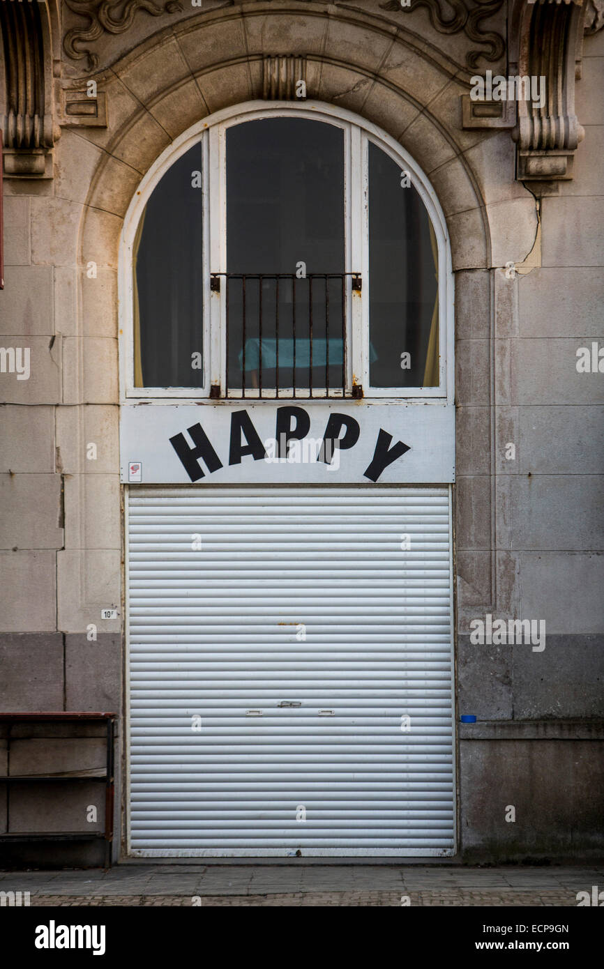 Closed Shop-Eingang mit dem Wort "glücklich" an der Spitze Stockfoto