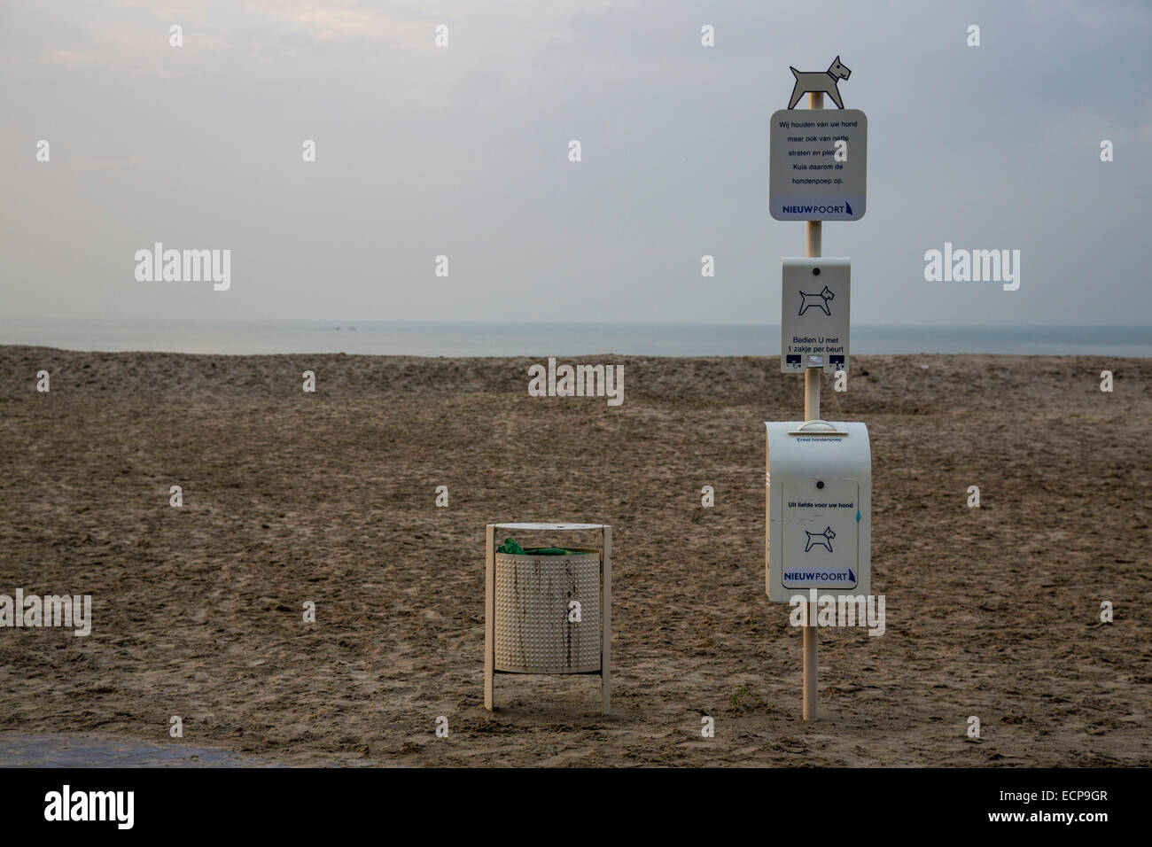 Meerespromenade, belgische Küste, Nieuwpoort, im Herbst, Hund Abfall Plastiktüte dispenser Stockfoto