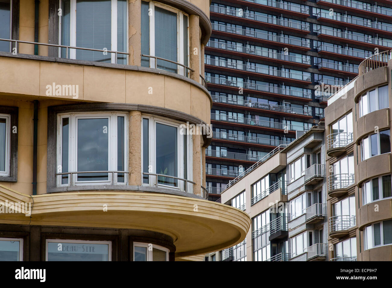 Tristen Fassaden an der Uferpromenade in den Badeort Nieuwpoort, Mehrfamilienhäuser, Wohnhochhäuser, Stockfoto